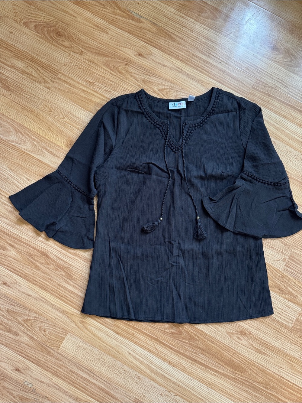 D&Co V-Neck Ruffle Sleeve Top 🔅 Size XS